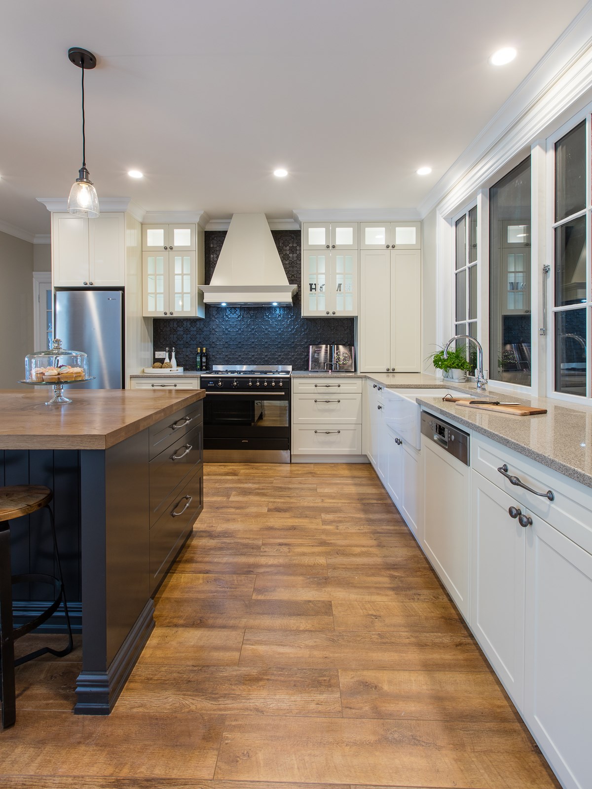 DZT Ronda Antique White Gloss. Vekart Chelsey Matheson, Vekart (3).jpg